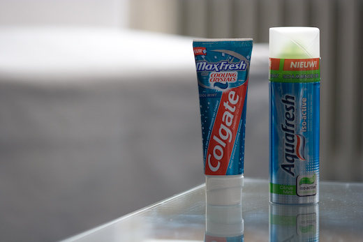 De Colgate en de AquaFresh naast elkaar